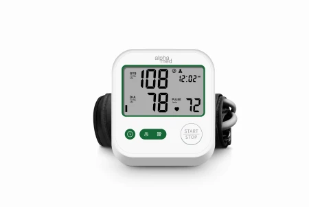 Cisnieniomierz-elektroniczny-Alphamed-Alpha-Go,-model-F1701T---widok-od-przodu-na-wyswietlacz-i-przyciski,-z-tylu-umieszczony-mankiet.-Obudowa-w-kolorze-bialym,-przyciski-w-kolorze-zielonym.jpg